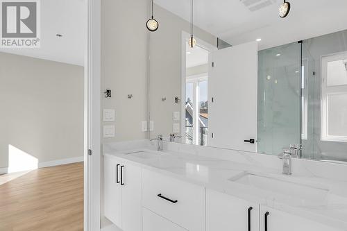 705 Raymer Road, Kelowna, BC - Indoor Photo Showing Bathroom