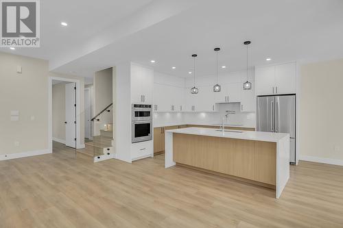 705 Raymer Road, Kelowna, BC - Indoor Photo Showing Kitchen With Upgraded Kitchen