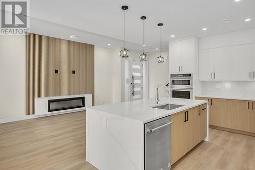 705 Raymer Road, Kelowna, BC - Indoor Photo Showing Kitchen With Upgraded Kitchen