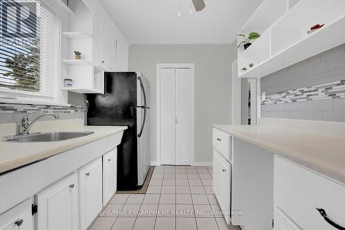 124 East 43Rd Street, Hamilton, ON - Indoor Photo Showing Kitchen