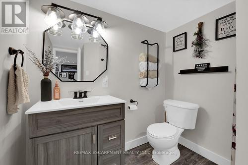 124 East 43Rd Street, Hamilton, ON - Indoor Photo Showing Bathroom