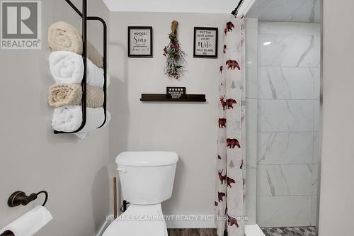 124 East 43Rd Street, Hamilton, ON - Indoor Photo Showing Bathroom