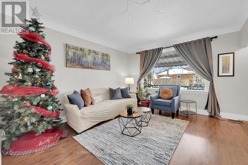 124 East 43Rd Street, Hamilton, ON - Indoor Photo Showing Living Room