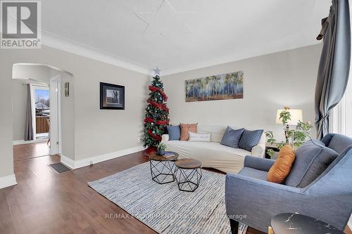 124 East 43Rd Street, Hamilton, ON - Indoor Photo Showing Living Room