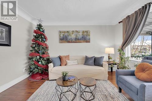 124 East 43Rd Street, Hamilton, ON - Indoor Photo Showing Living Room