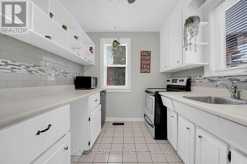 124 East 43Rd Street, Hamilton, ON - Indoor Photo Showing Kitchen