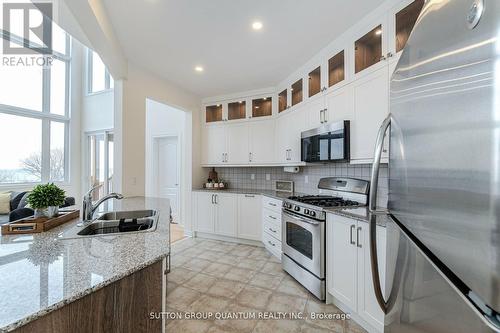 25 Waterview Road, Wasaga Beach, ON - Indoor Photo Showing Kitchen With Double Sink With Upgraded Kitchen