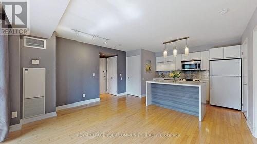 1701 - 21 Carlton Street, Toronto, ON - Indoor Photo Showing Kitchen