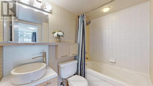 1701 - 21 Carlton Street, Toronto, ON - Indoor Photo Showing Bathroom