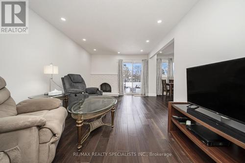 3 Greenwich Circle, Brampton, ON - Indoor Photo Showing Living Room