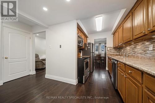 3 Greenwich Circle, Brampton, ON - Indoor Photo Showing Kitchen