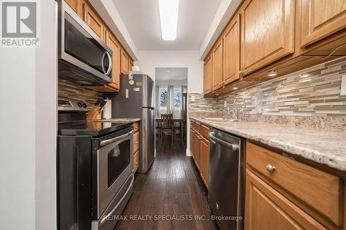 3 Greenwich Circle, Brampton, ON - Indoor Photo Showing Kitchen