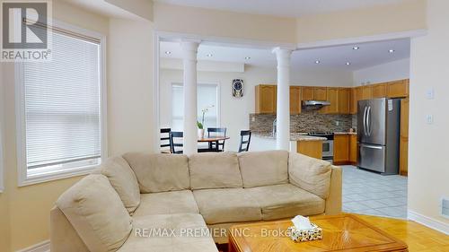 5869 Yachtsman Crossing, Mississauga, ON - Indoor Photo Showing Living Room