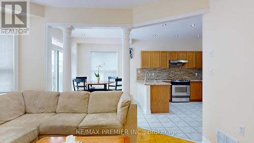 5869 Yachtsman Crossing, Mississauga, ON - Indoor Photo Showing Living Room