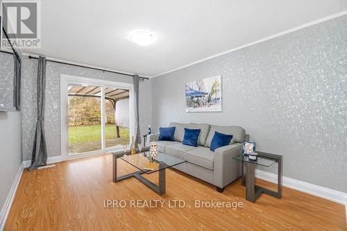 3050 Lenester Drive, Mississauga, ON - Indoor Photo Showing Living Room