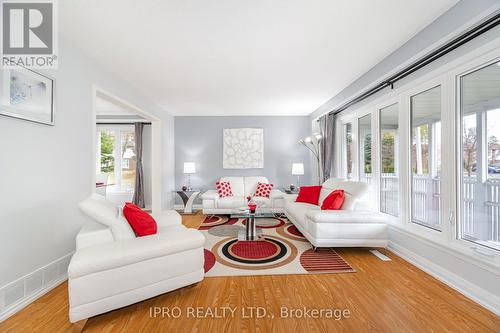 3050 Lenester Drive, Mississauga, ON - Indoor Photo Showing Living Room