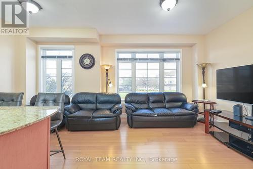 24 - 871 New Westminster Drive, Vaughan, ON - Indoor Photo Showing Living Room