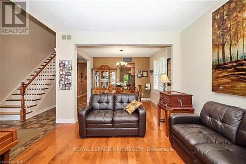 7 Scottdale Court, Pelham, ON - Indoor Photo Showing Living Room