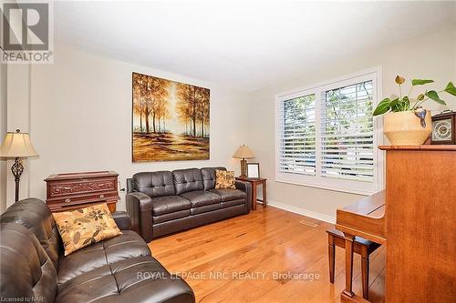 7 Scottdale Court, Pelham, ON - Indoor Photo Showing Living Room