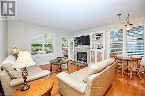 7 Scottdale Court, Pelham, ON - Indoor Photo Showing Living Room With Fireplace