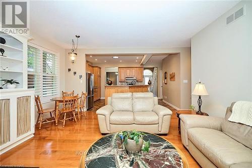 7 Scottdale Court, Pelham, ON - Indoor Photo Showing Living Room