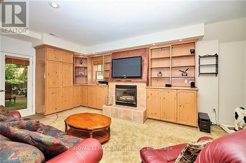 7 Scottdale Court, Pelham, ON - Indoor Photo Showing Living Room With Fireplace