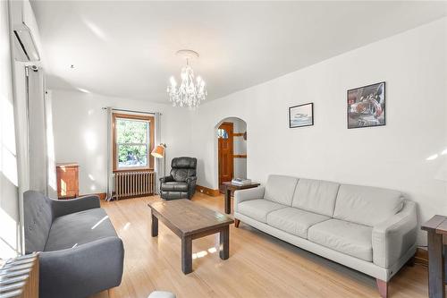 251 Duffield Street, Winnipeg, MB - Indoor Photo Showing Living Room