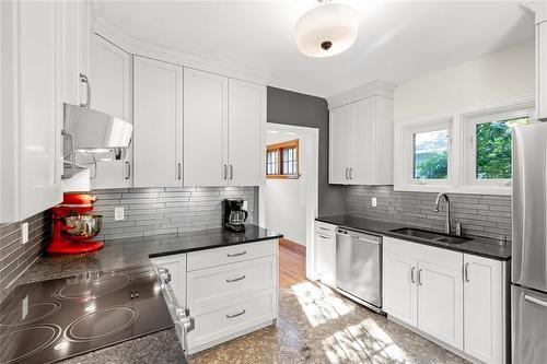 251 Duffield Street, Winnipeg, MB - Indoor Photo Showing Kitchen With Double Sink With Upgraded Kitchen