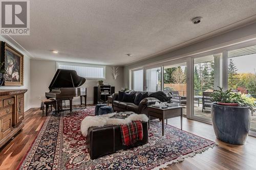 112 Hillcrest Avenue, Hamilton, ON - Indoor Photo Showing Living Room