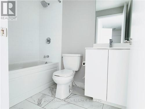 5007 - 30 Shore Breeze Drive, Toronto, ON - Indoor Photo Showing Bathroom