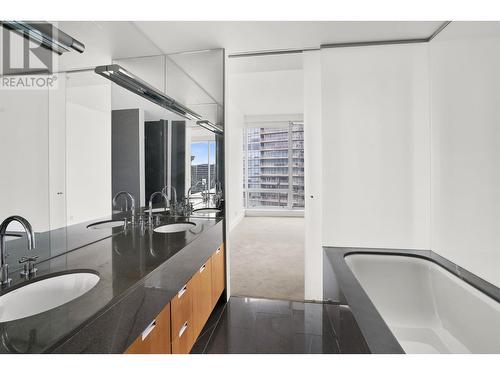 30X4 1077 W Cordova Street, Vancouver, BC - Indoor Photo Showing Bathroom