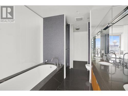 30X4 1077 W Cordova Street, Vancouver, BC - Indoor Photo Showing Bathroom