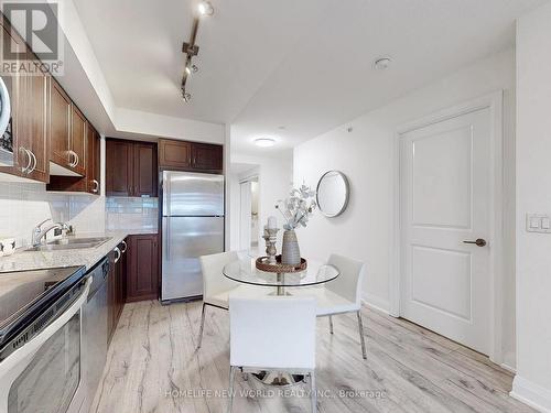 301 - 376 Highway 7 E, Richmond Hill, ON - Indoor Photo Showing Kitchen