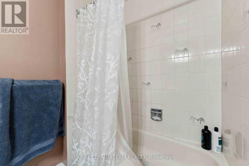 121 Ashpark Crescent, Ottawa, ON - Indoor Photo Showing Bathroom