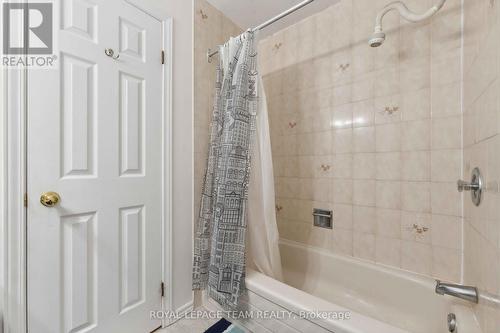 121 Ashpark Crescent, Ottawa, ON - Indoor Photo Showing Bathroom