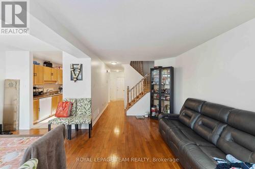 121 Ashpark Crescent, Ottawa, ON - Indoor Photo Showing Living Room