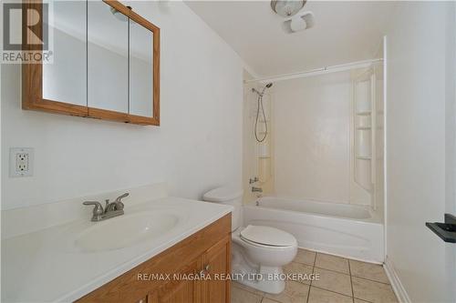 237 Mitchell Street, Port Colborne, ON - Indoor Photo Showing Bathroom