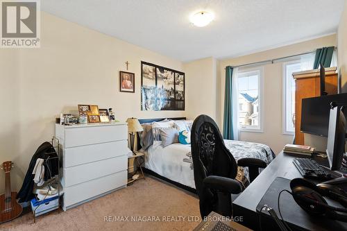 8096 Blue Ash Lane, Niagara Falls, ON - Indoor Photo Showing Bedroom