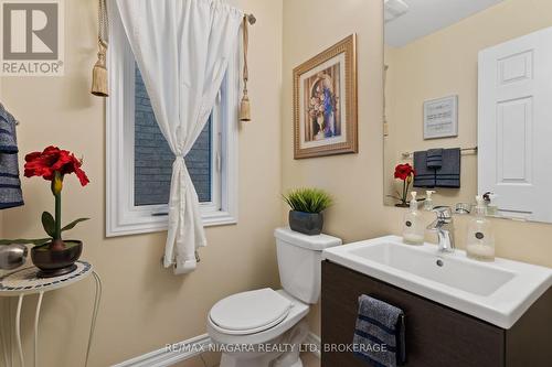 8096 Blue Ash Lane, Niagara Falls, ON - Indoor Photo Showing Bathroom