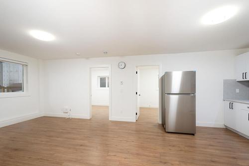 Lower Suite 20158 27A Avenue, Langley, BC - Indoor Photo Showing Kitchen