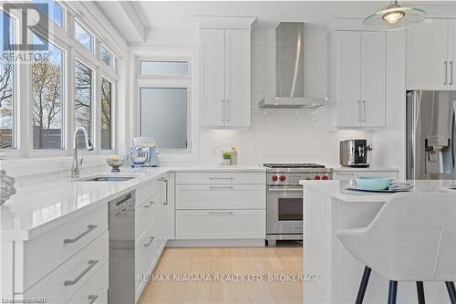 755 Lakeshore Road, Fort Erie, ON - Indoor Photo Showing Kitchen With Upgraded Kitchen