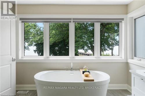 755 Lakeshore Road, Fort Erie, ON - Indoor Photo Showing Bathroom