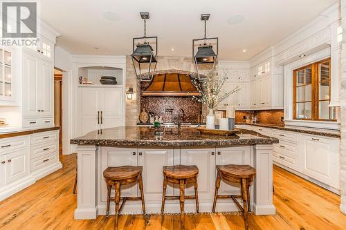 16 Hunters Glen Road, Aurora, ON - Indoor Photo Showing Kitchen With Upgraded Kitchen