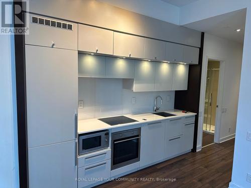 405 - 15 Grenville Street, Toronto, ON - Indoor Photo Showing Kitchen