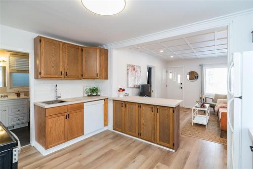 606 Rosedale Avenue, Winnipeg, MB - Indoor Photo Showing Kitchen With Double Sink