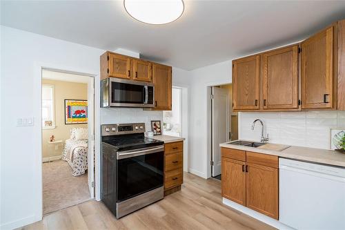 606 Rosedale Avenue, Winnipeg, MB - Indoor Photo Showing Kitchen