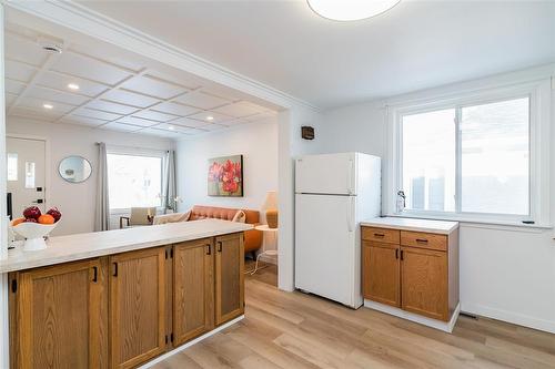 606 Rosedale Avenue, Winnipeg, MB - Indoor Photo Showing Kitchen