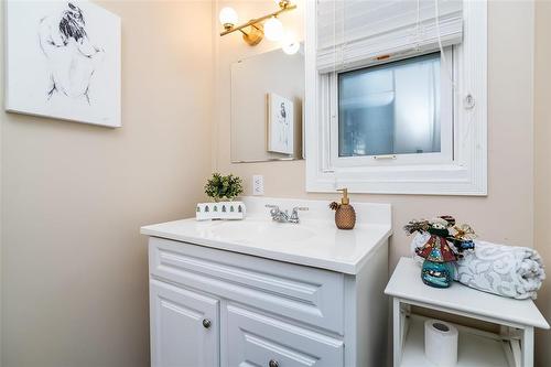 606 Rosedale Avenue, Winnipeg, MB - Indoor Photo Showing Bathroom