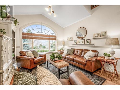 3515 Ridge Boulevard, West Kelowna, BC - Indoor Photo Showing Living Room