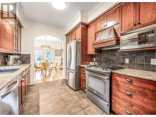 loads of counter and storage space - 3515 Ridge Boulevard, West Kelowna, BC - Indoor Photo Showing Kitchen